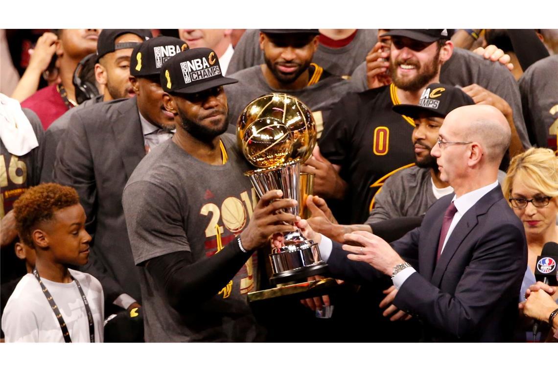 NBA-Star James: PR-Scherz statt Zukunftsentscheidung Sein größter Erfolg: James feiert den NBA-Titel 2016.