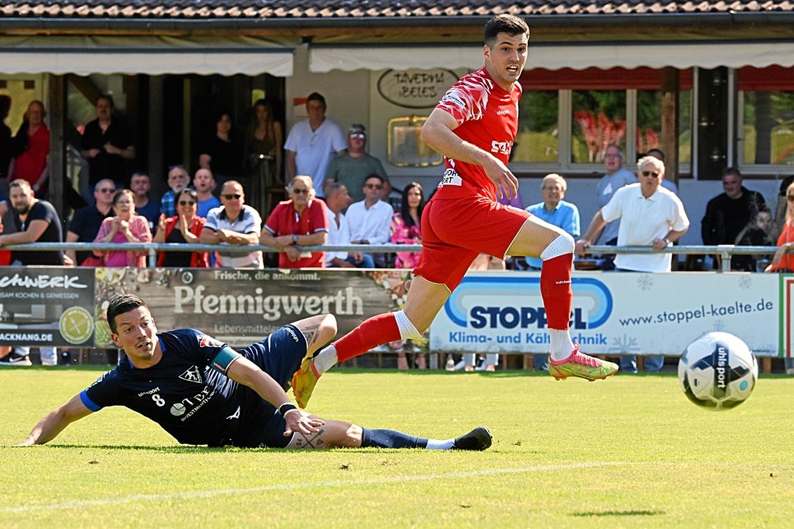 TSG Backnang: Rätselraten um Mert Tasdelens Zukunft Sein letztes Tor im TSG-Trikot: Mert Tasdelen erzielt das 2:0 gegen Rielasingen. Offen ist, für wen er künftig am Ball ist. Foto: Tobias Sellmaier