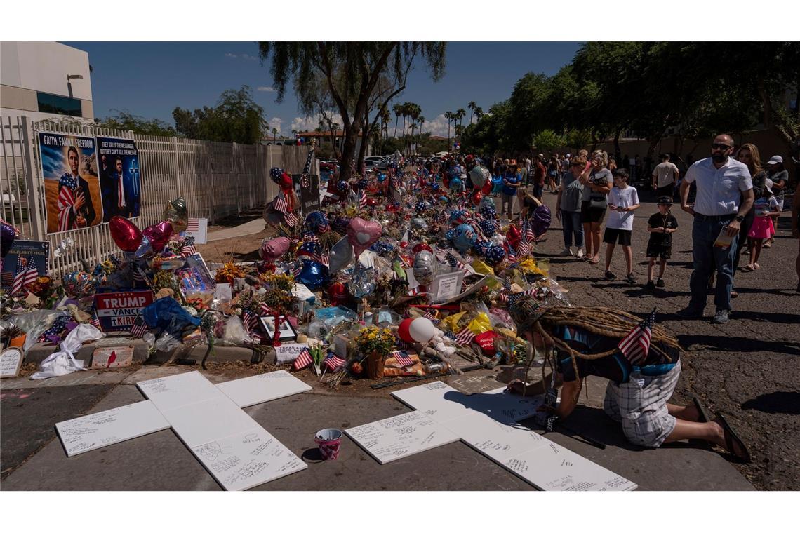 Hohe Sicherheitsvorkehrungen bei Kirk-Trauerfeier in Arizona Sein Organisation Turning Point USA bat Besucher der Trauerfeier um Spenden statt Blumen.