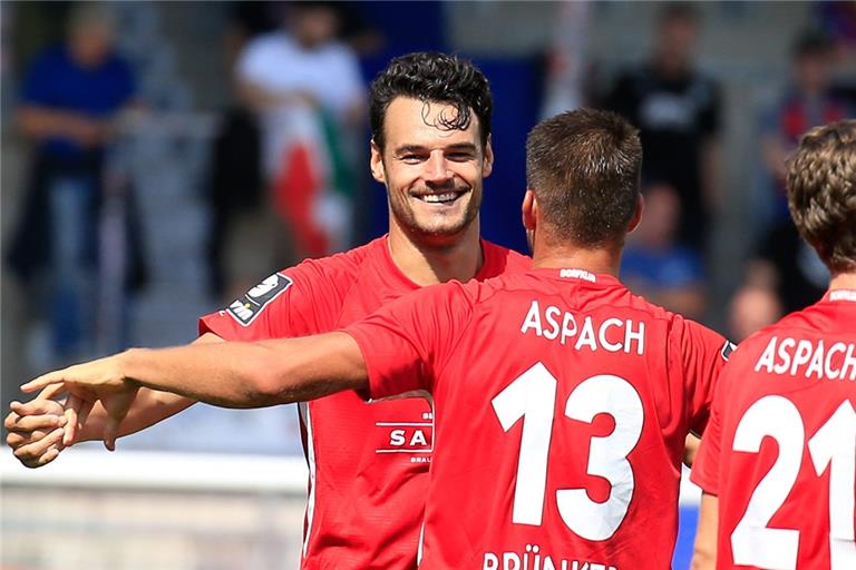 Seine Ausbildung macht Julian Leist vorläufig im Homeoffice, damit er als Kapitän der SG-Fußballer in Großaspach vor Ort sein kann. Foto: A. Becher