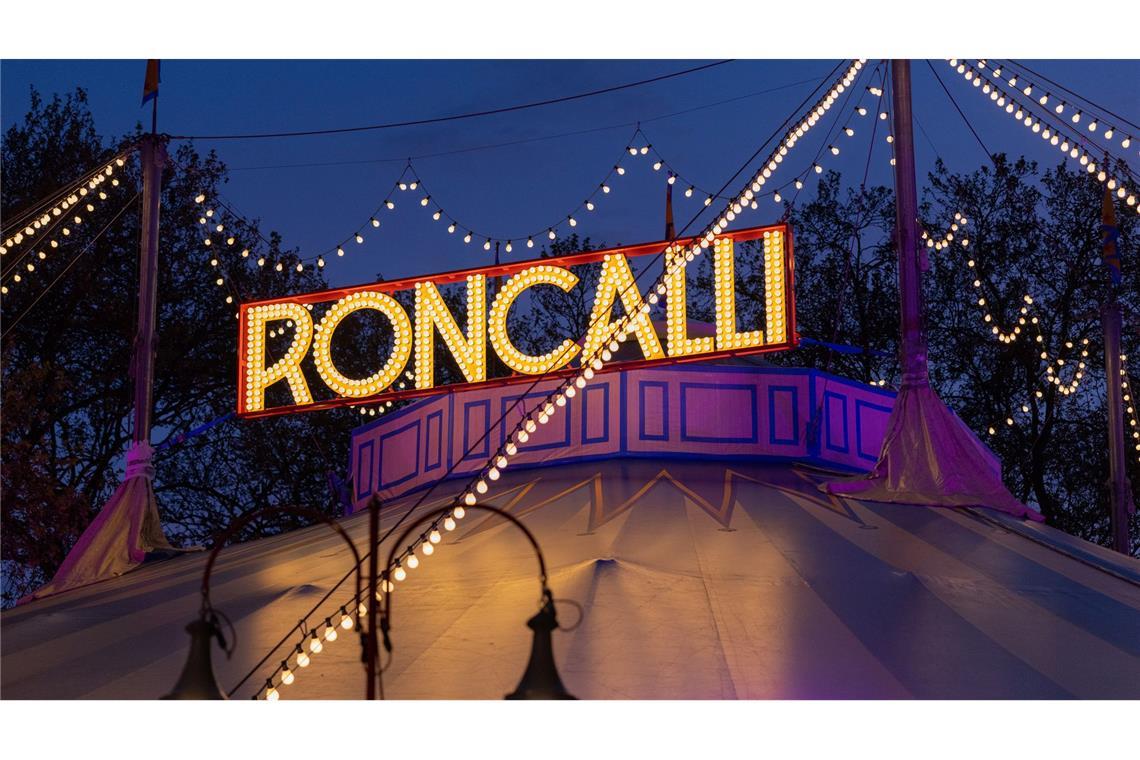 Seine Welturaufführung hatte der Circus Roncalli 18. Mai 1976 in Bonn.