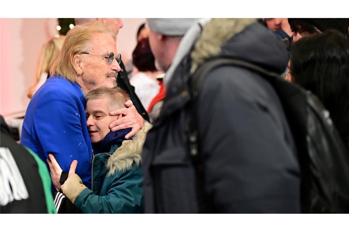 Seit 1995 organisiert der Sänger Frank Zander Weihnachtsessen für Arme und Obdachlose.