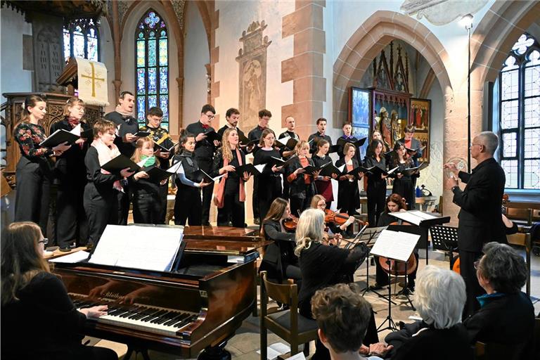 Seit 20 Jahren gibt es den Jugendchor bereits, zum Konzert am Ostersonntag reisten auch Ehemalige an. Foto: Elisabeth Klaper