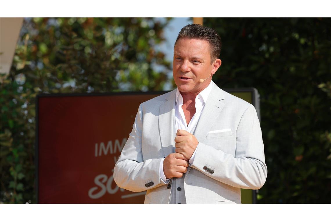 Seit 2005 moderiert der Oberbayer Mross die Sendung, die in einer Freiluft-Arena im Europa-Park nahe Freiburg produziert wird.