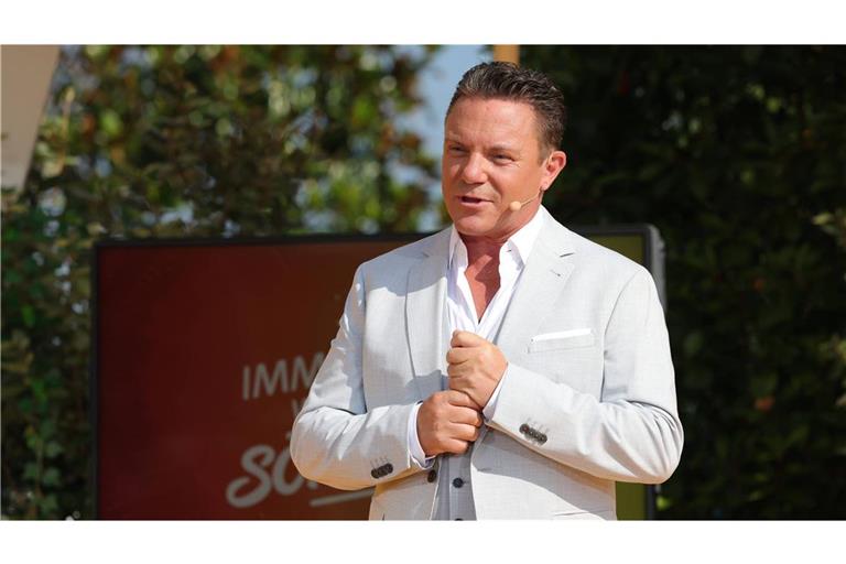 Seit 2005 moderiert der Oberbayer Mross die Sendung, die in einer Freiluft-Arena im Europa-Park nahe Freiburg produziert wird.