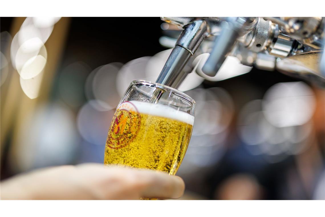 Auch Fußball kann den Bierabsatz nicht retten Seit 2014 ist der Absatz der Brauereien und Bierlager um 13,7 Prozent oder 1,3 Milliarden Liter zurückgegangen.