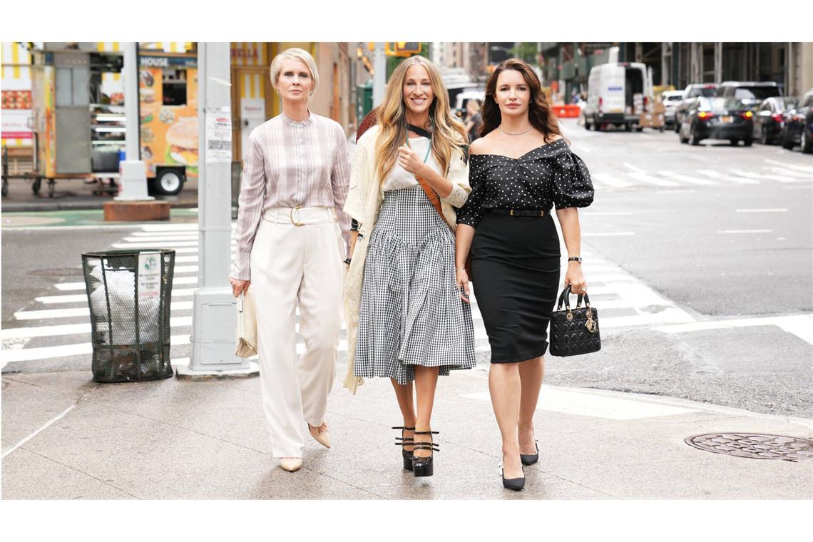 Und ewig sprintet sie auf High Heels durch New York Seit 2021 stöckeln Sarah Jessica Parker (Mitte), Cynthia Nixon (links) und Kristin Davis wieder durch New York. Im Sommer soll die dritte Staffel von „And Just Like That...“ kommen.