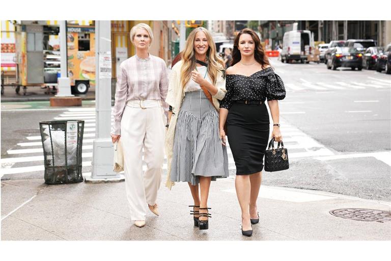 Seit 2021 stöckeln Sarah Jessica Parker (Mitte), Cynthia Nixon (links) und Kristin Davis wieder durch New York. Im Sommer soll die dritte Staffel von „And Just Like That...“ kommen.
