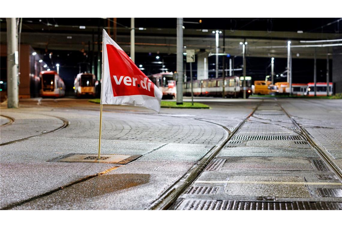 Warnstreiks legen Nahverkehr in Deutschland vielerorts lahm Seit 3 Uhr morgens steht der öffentliche Nahverkehr in mehreren Bundesländern still.