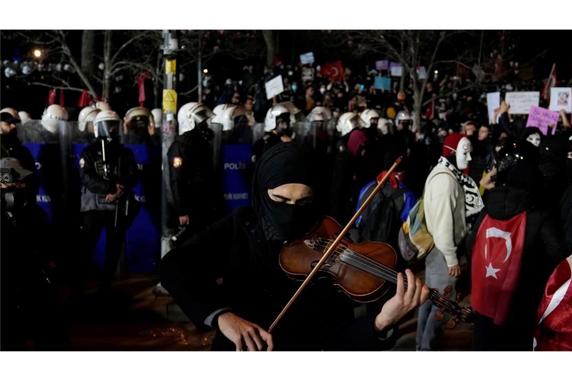 Machtprobe zwischen türkischer Regierung und Demonstranten Seit Beginn der Proteste vor einer Woche wurden mehr als 1.400 Menschen inhaftiert.