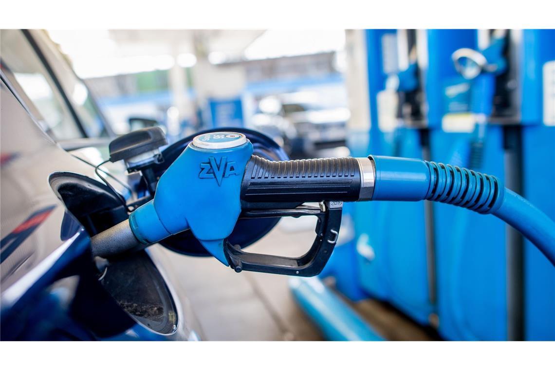 Seit dem 1. April dürfen die Spritpreise an den Tankstellen nur noch einmal täglich um 12.00 Uhr erhöht werden.