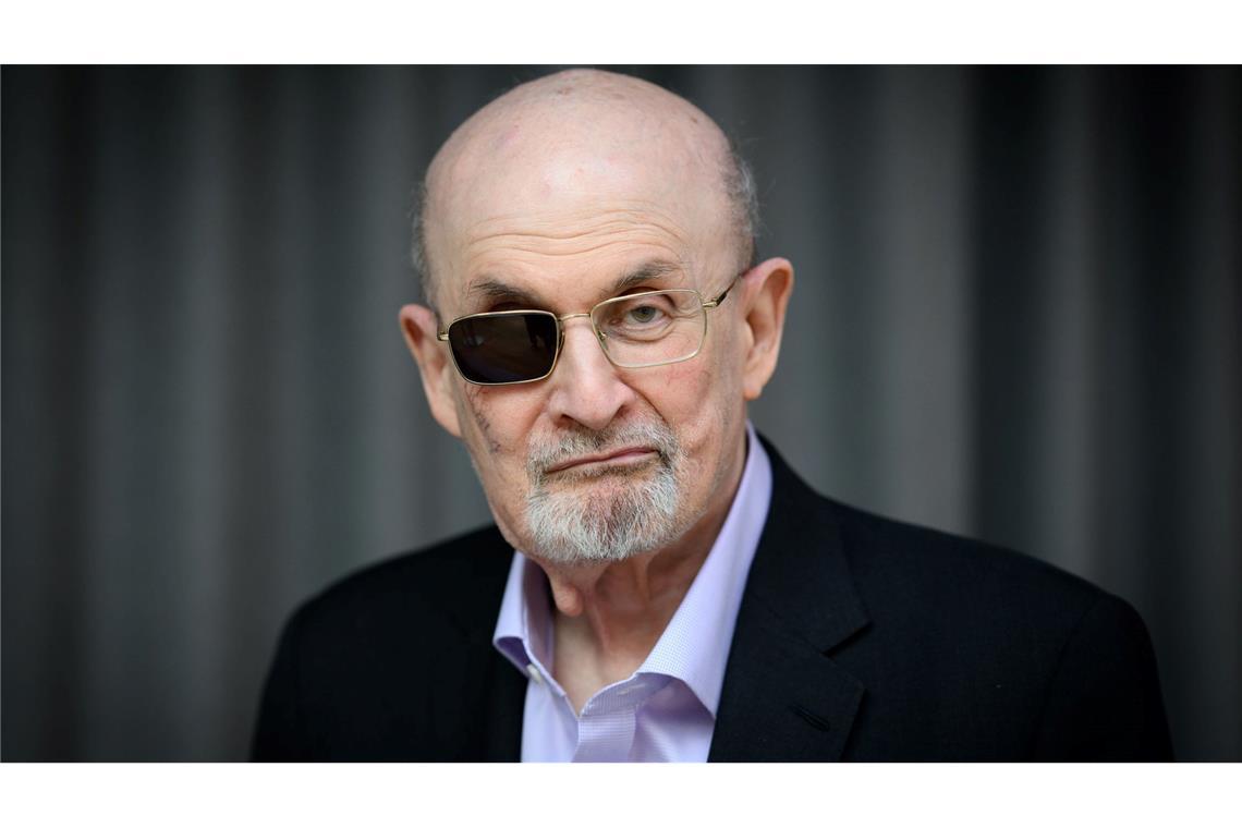 Autor Rushdie trifft vor Gericht auf seinen Angreifer Seit dem Attentat ist Salman Rushdie stets mit Brille zu sehen. (Archivbild)