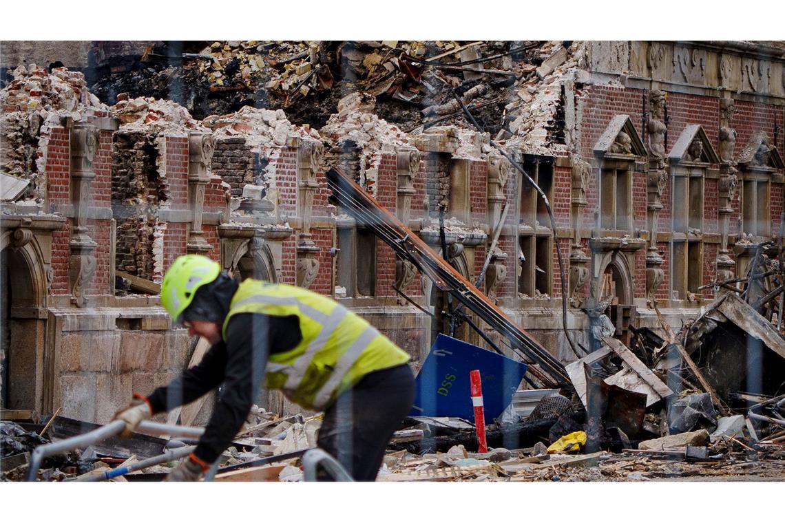 Ursache von Börsenbrand in Kopenhagen bleibt ungeklärt Seit dem Brand liefen und laufen umfassende Aufräum- und Wiederaufbauarbeiten in der dänischen Hauptstadt. (Archivbild)