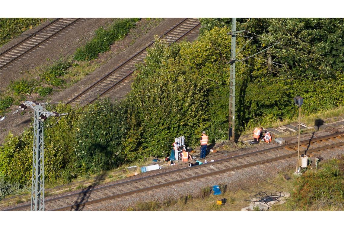Staatsschutz ermittelt nach Brandstiftung an Bahnstrecke Seit dem späten Vormittag können die Fernzüge auf der wichtigen Ost-West-Verbindung zwischen Hannover und Berlin in beiden Richtungen wieder ohne Umleitungen und Verzögerungen fahren.