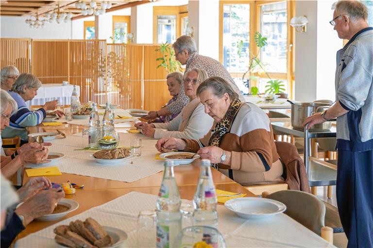 Seit dem Start des „Suppentopfs“ serviert Kurt Weber den Seniorinnen und Senioren das Essen. Archivfoto: Stefan Bossow