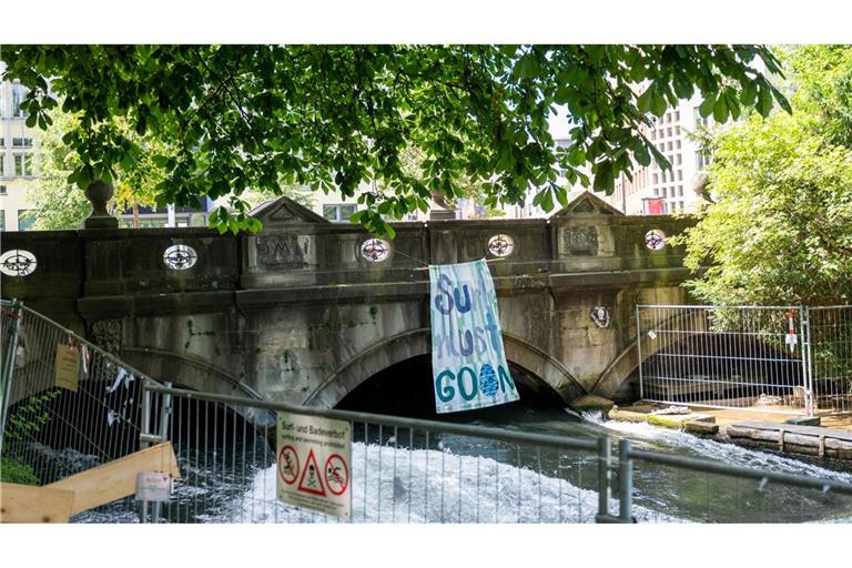 Seit dem Unfalltod einer Surferin am 17. April war die Eisbachwelle in München gesperrt.