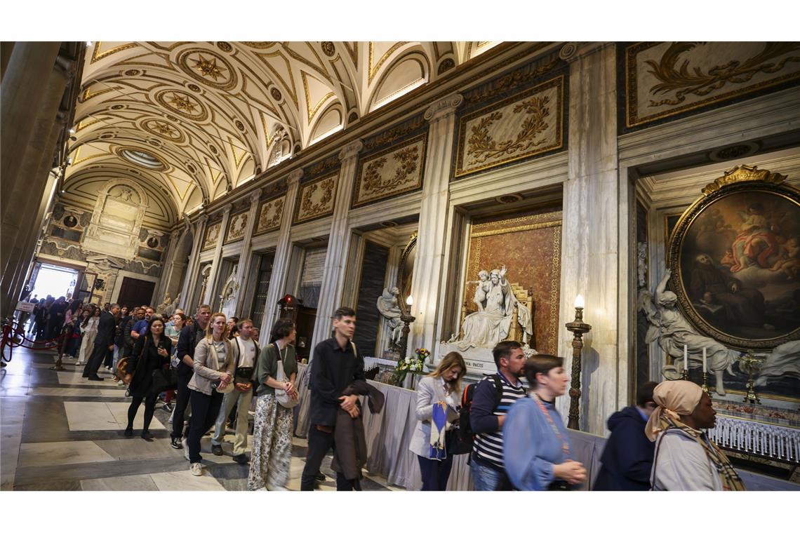 Papst-Grab für Publikum zugänglich - großer Andrang Seit den frühen Morgenstunden stehen Hunderte Gläubige und Interessierte vor der Basilika Santa Maria Maggiore an.