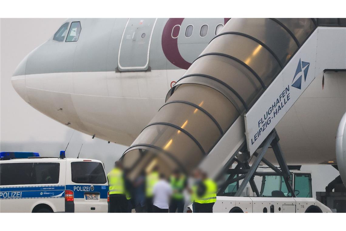 Seit der erneuten Machtübernahme durch die islamistischen Taliban im August 2021 gab es zwei Sammelabschiebungen aus Deutschland, die jeweils von Katar vermittelt wurden. (Archivbild)