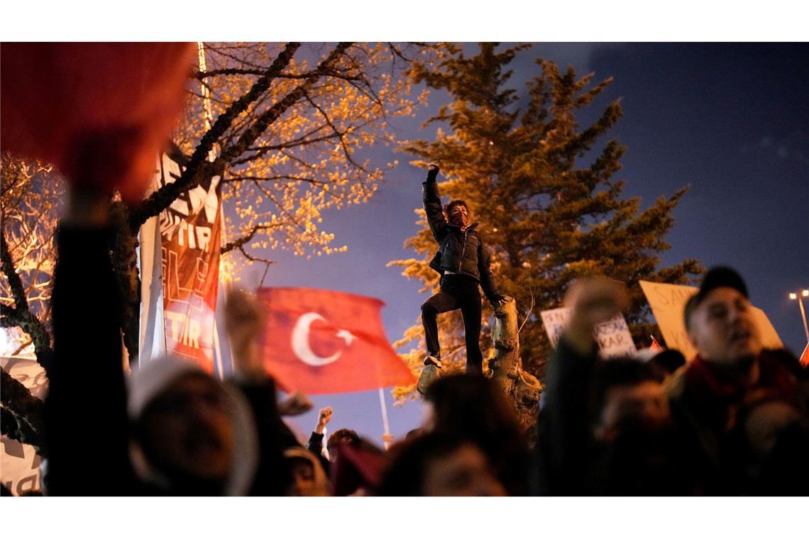 Nach Imamoglu-Festnahme – Zusammenstöße bei Demos in Türkei Seit der Festnahme Imamoglus formiert sich der Protest.