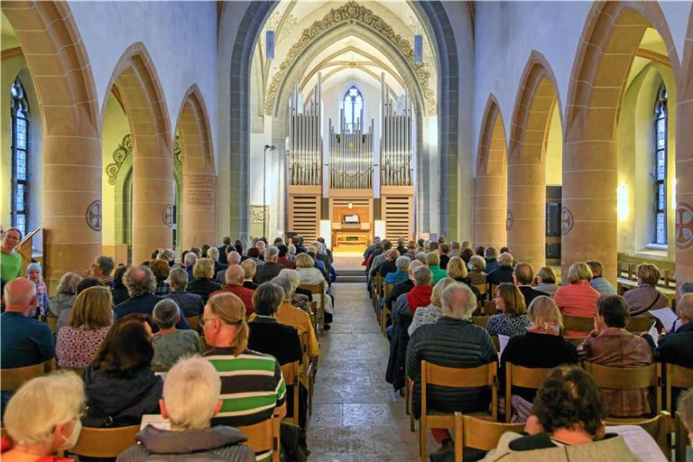 Seit der Innenrenovierung vor 50 Jahren hat sich die Kirche verändert – es gibt keine Kirchenbänke und die Bestuhlung lässt sich bei großen Konzerten nach Westen ausrichten. Am Bogen oberhalb ist das Rollwerk zu sehen. Foto: Stefan Bossow