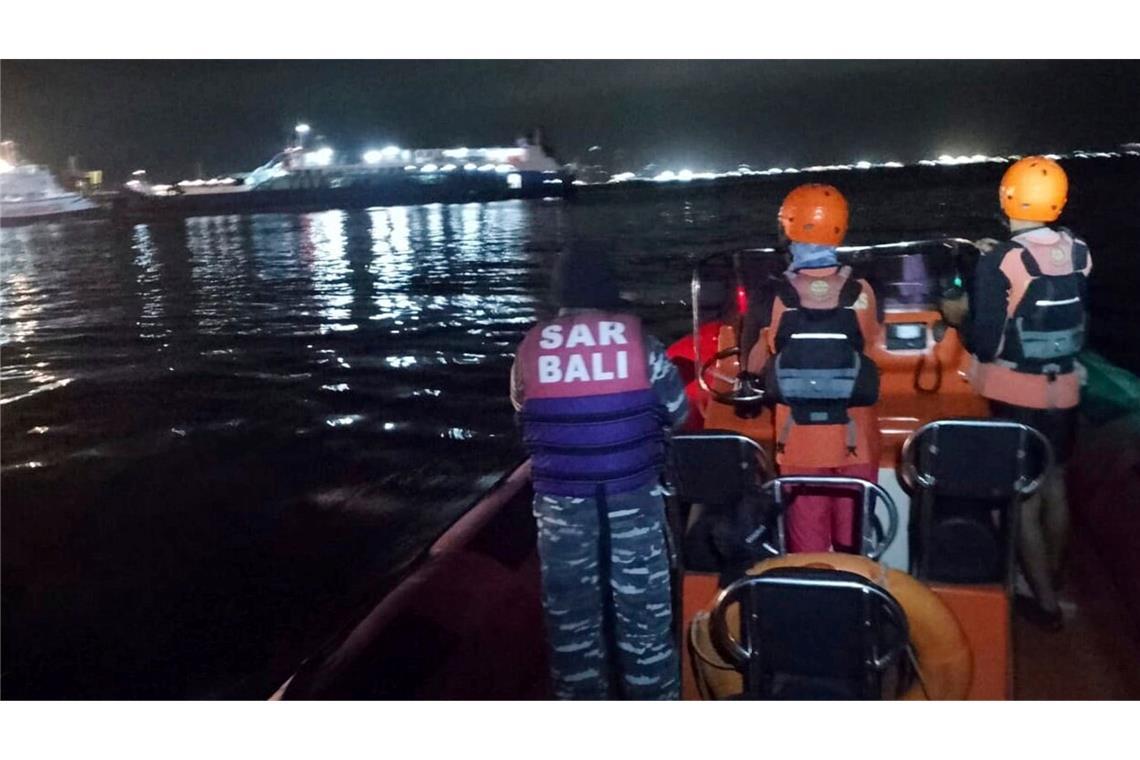 Fähre sinkt vor Bali: Dutzende Menschen im Meer vermisst
