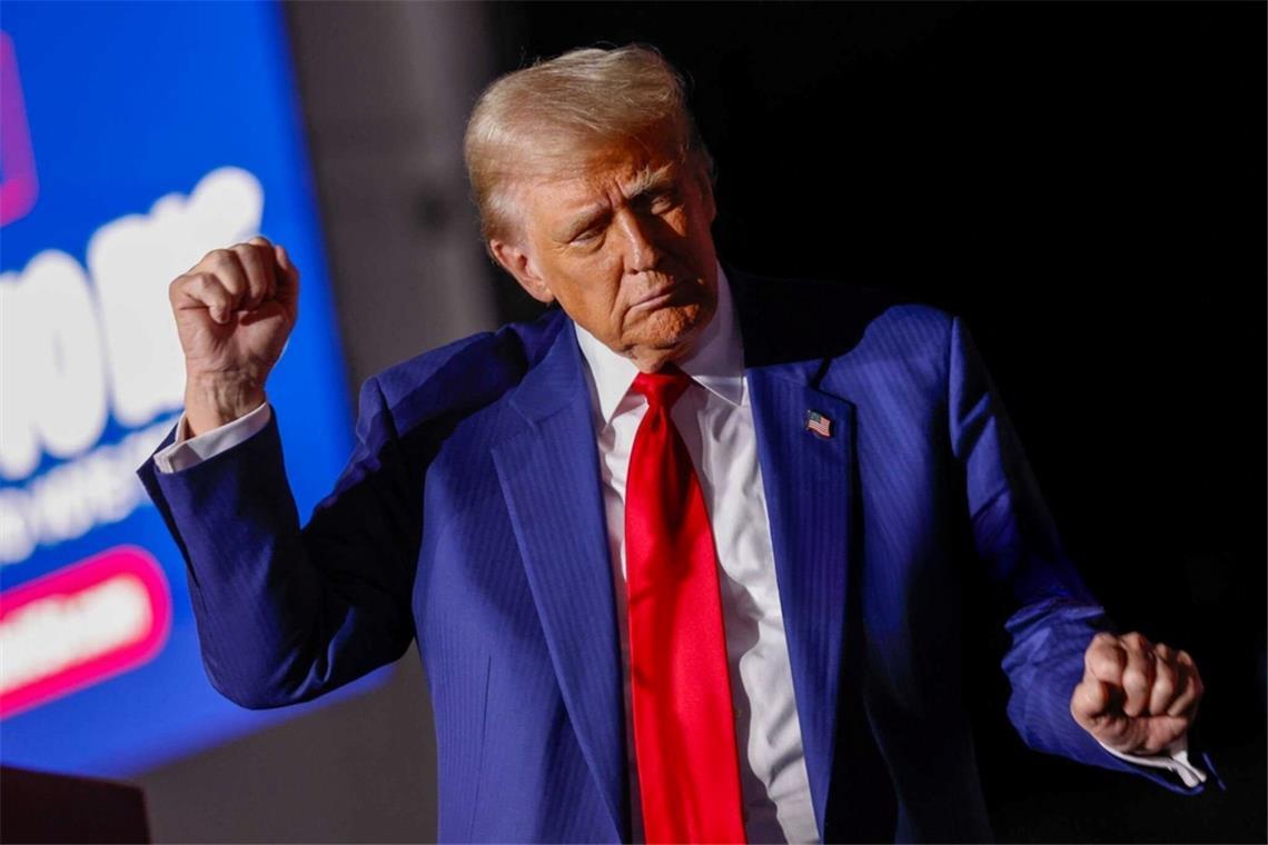 Warum beeinflusst Trump den Bitcoin-Kurs? Seit der Wiederwahl steigt der Bitcoin-Kurs an.
