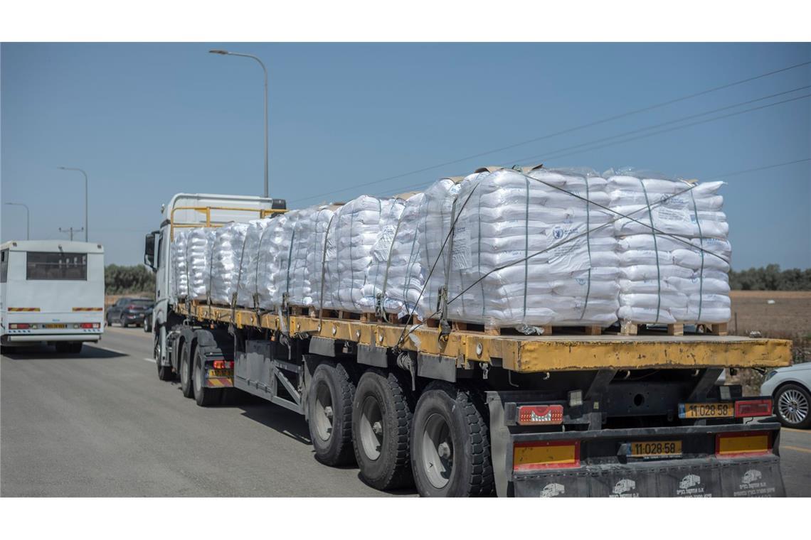 Augenzeugen: Erste Hilfsgüter erreichen Menschen in Gaza Seit ein paar Tage rollen wieder Lastwagen mit humanitärer Hilfe über die Grenze nach Gaza.