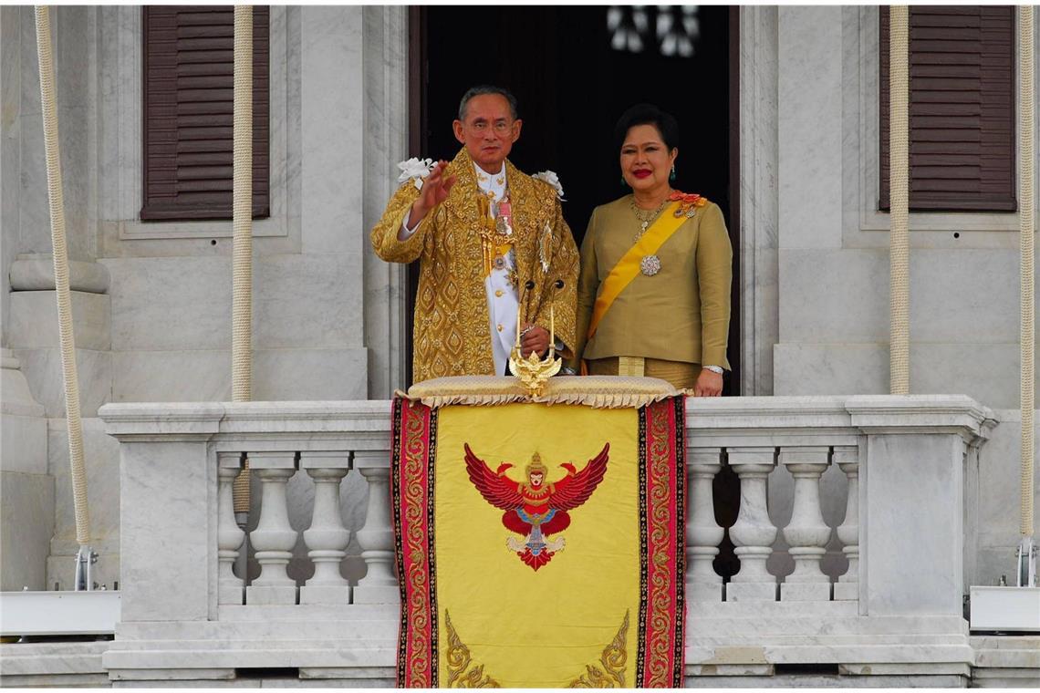 Thailand trauert um ehemalige Königin Seit einem Schlaganfall 2012 war Sirikit kaum noch zu sehen. 2016 begleitete sie den Leichenzug, als ihr Mann, König Bhumibol zu Grabe getragen wurde.