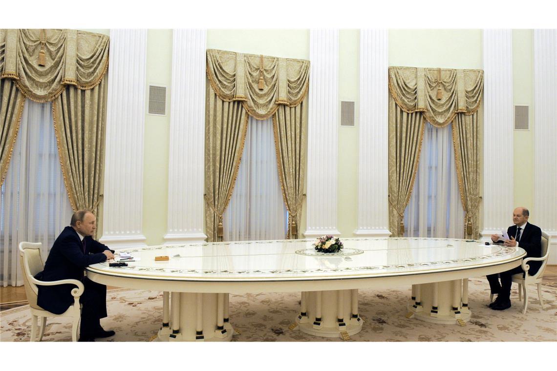 Scholz verärgert die Ukraine mit Putin-Telefonat Seit fast zwei Jahren herrschte Funkstille zwischen Putin (l.) und Scholz. (Archivbild)