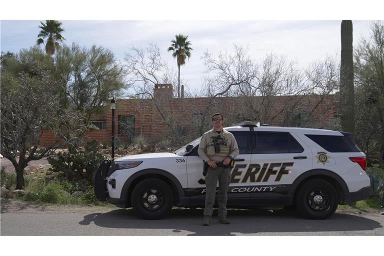 Seit fast zwei Wochen sind neben vielen Medienvertretern Einsatzkräfte der Polizei vor dem Haus der verschwundenen Rentnerin Nancy Guthrie dauerhaft präsent.