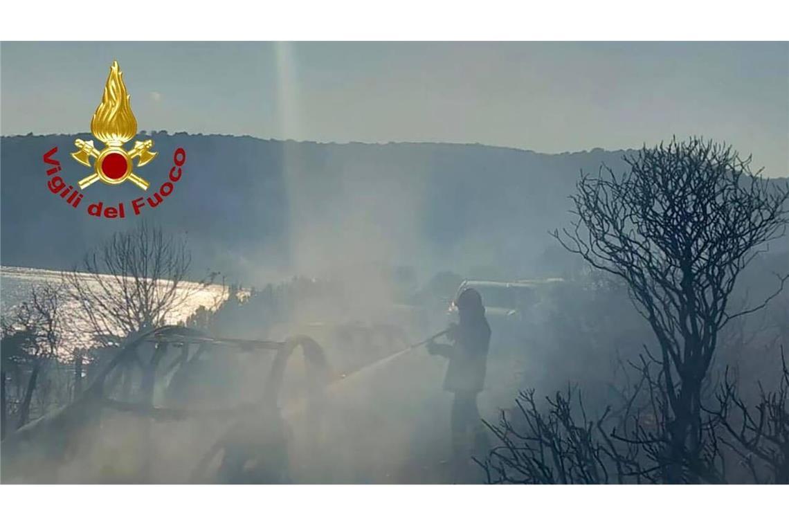 Brand auf Sardinien: Badegäste fliehen vor Feuer