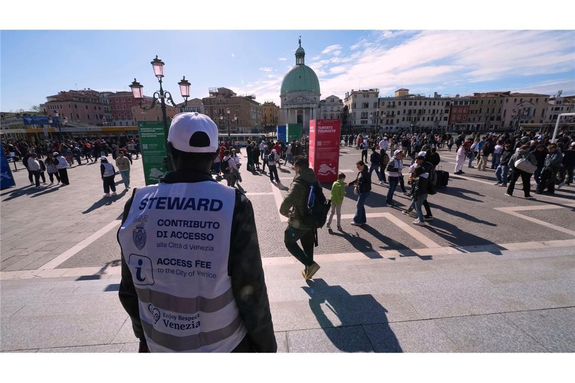 Bilder des Tages Seit heute werden für Tagestouristen in Venedig 10 Euro Eintritt fällig, Kontrolleure überprüfen die QR-Codes von Touristen.