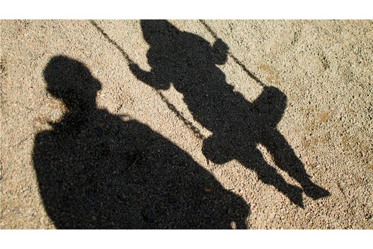 Seit Jahren gibt es Bemühungen, Kriminellen, die sogenannte Scheinvaterschaften gegen Geld vermitteln, das Handwerk zu legen. (Symbolbild)