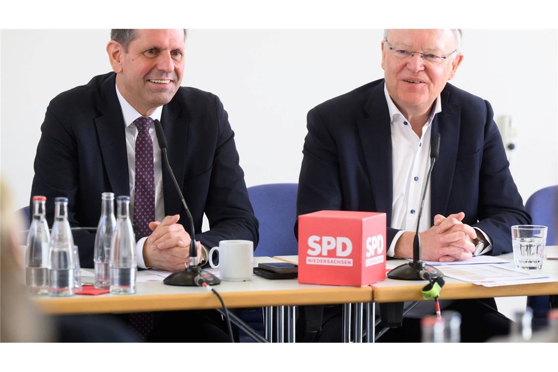 Führungswechsel in Niedersachsen: Weil übergibt an Lies Seit Jahren hatte es Spekulationen gegeben, Weil könnte das Amt als Regierungschef vorzeitig übergeben, um seinem Nachfolger vor der nächsten Landtagswahl einen Amtsbonus zu verschaffen.