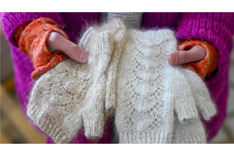 Seit Jahren spinnt Svenja Suhr Garn aus Hundehaaren und strickt daraus auch Schals, Stulpen und andere Accessoires.