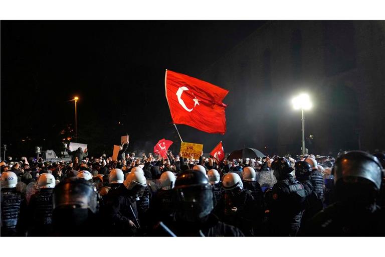 Seit knapp einer Woche gehen Menschen in der Türkei Verboten zum Trotz auf die Straße. (Archivbild)