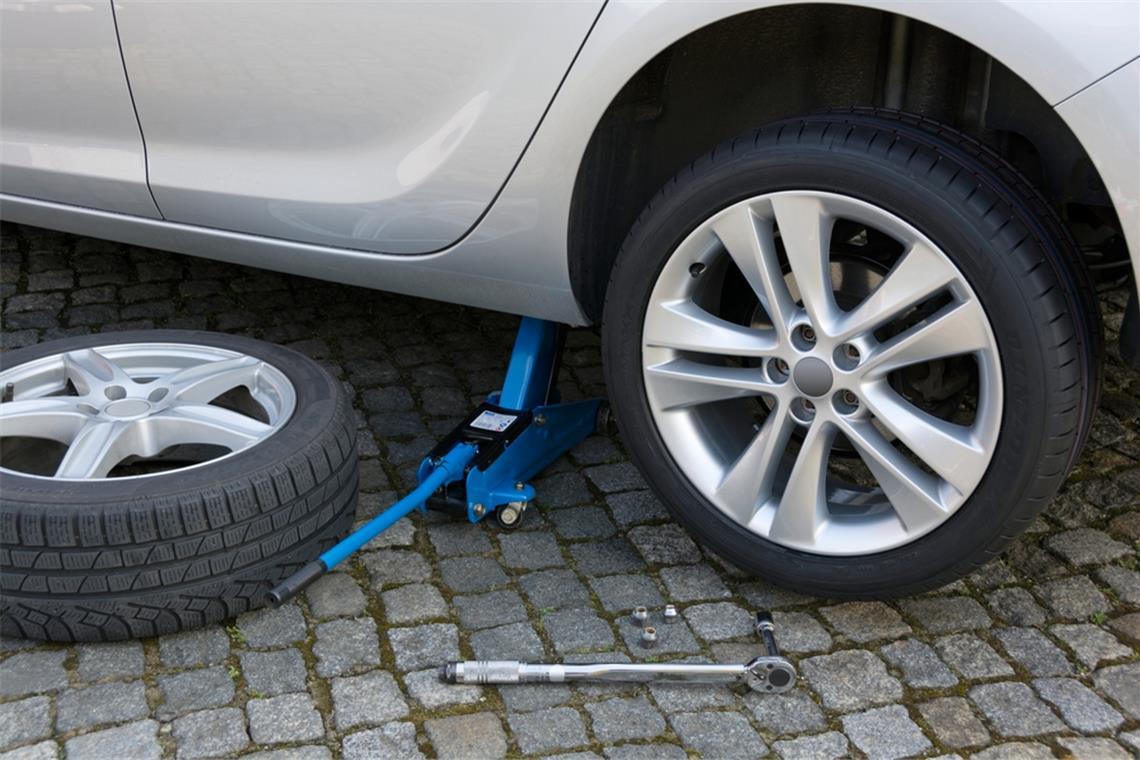 Sind Ganzjahresreifen noch erlaubt? - Das müssen Autofahrer 2025 wissen Seit letztem Jahr gelten neue Vorschriften für Ganzjahresreifen. Erfahren Sie, welche Reifen betroffen sind, welche Strafen drohen und was Autofahrer beachten müssen.