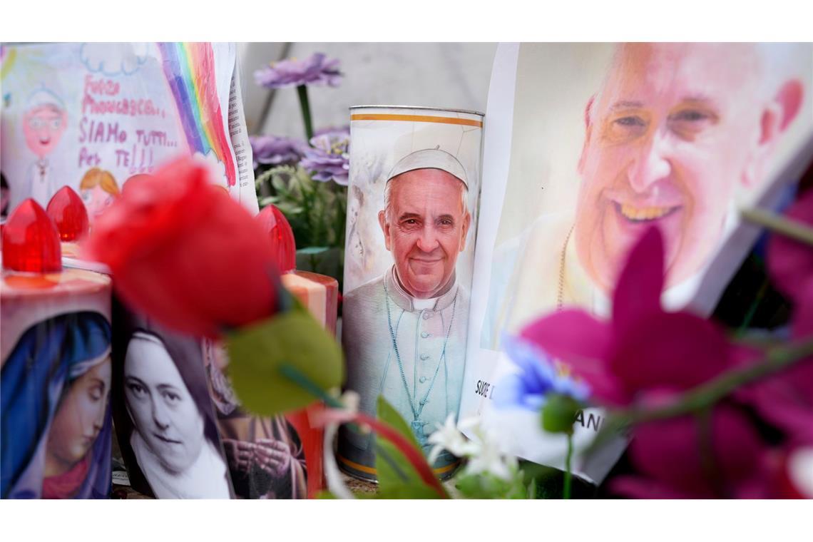Vatikan: Franziskus geht es etwas besser Seit mehr als anderthalb Wochen wird Papst Franziskus in einem Krankenhaus behandelt.