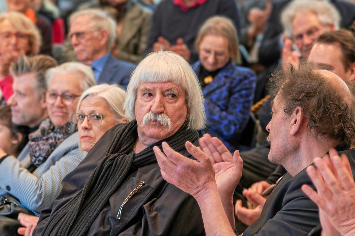 Seine Bilder sind wie gemalte Feuerwerke Seit mehr als vier Jahrzehnten lebt und arbeitet Heiner Lucas in Murrhardt.