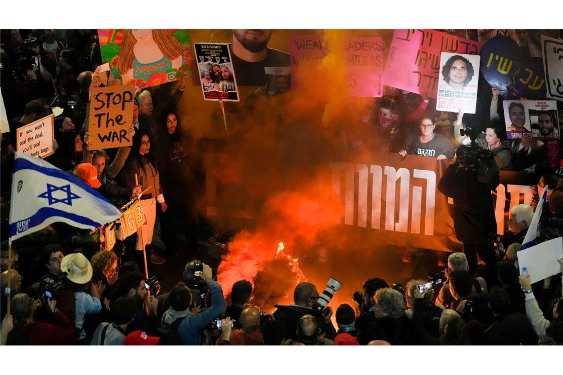 Israelische Medien: Fortschritte bei Waffenruhe-Gesprächen Seit Monaten fordern Demonstranten in israelischen Städten eine Waffenruhe im Gaza-Krieg und eine Freilassung der Hamas-Geiseln.