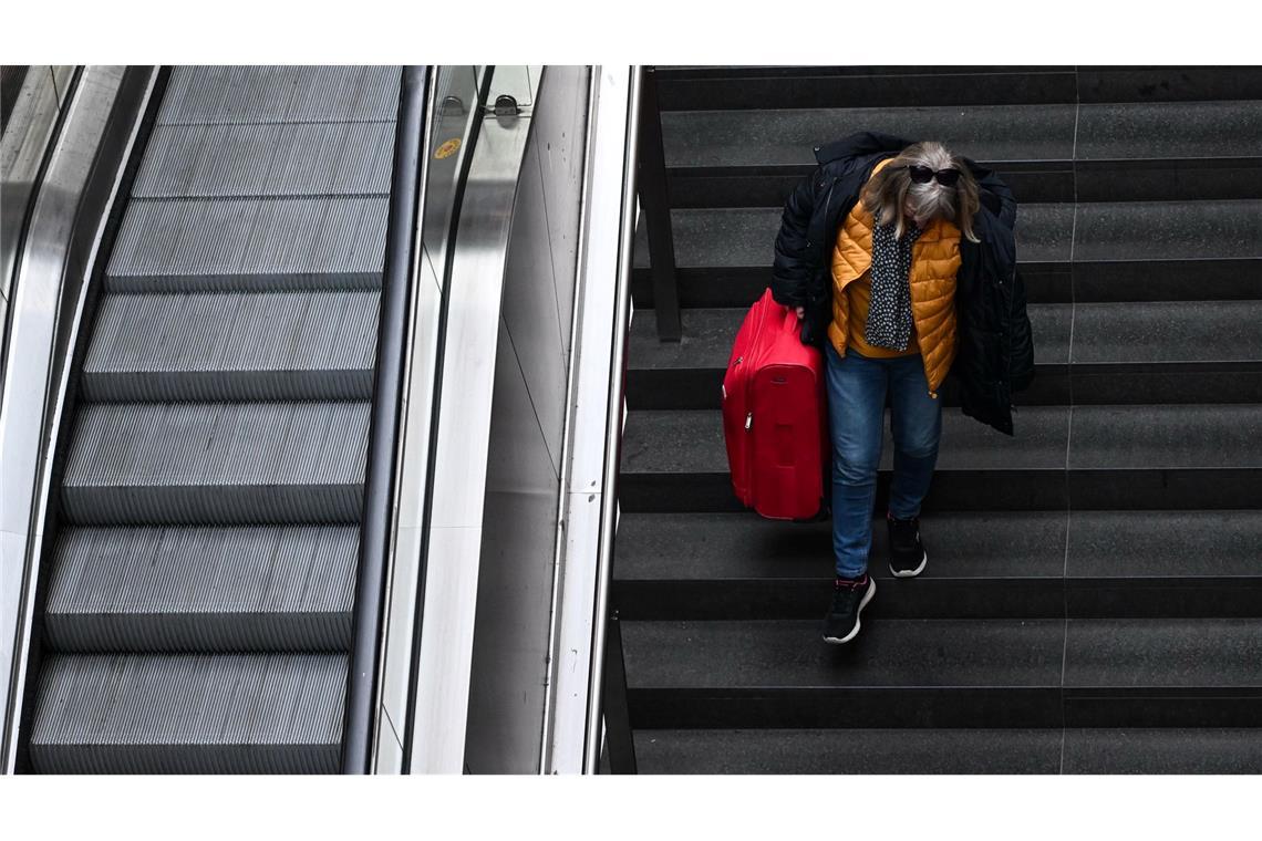 Seit rund vier Wochen stehen viele Rolltreppen am Berliner Hauptbahnhof und anderen deutschen Bahnhöfen still. (Archivbild)