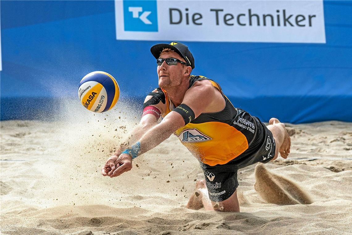 Seit rund zwei Wochen ist Beachvolleyballer Yannick Harms im Training wieder am Ball. Bis er auch bei Turnieren wieder im Sand stehen darf, muss sich der Backnanger aber noch gedulden. Foto: FIVB