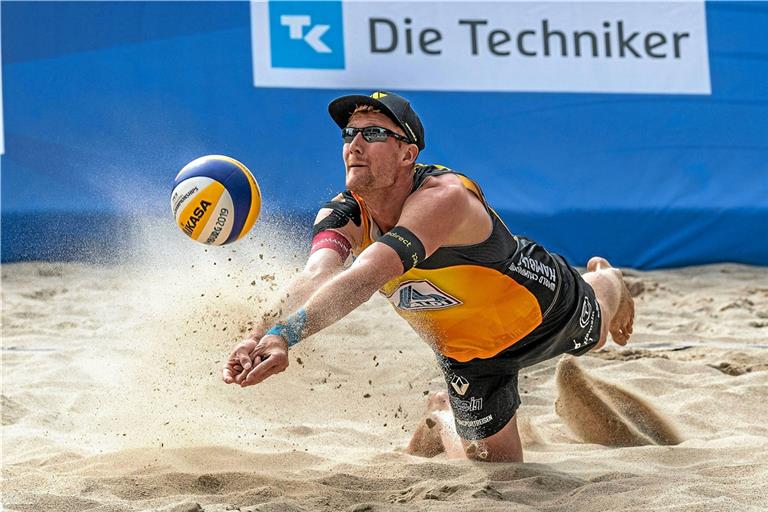 Seit rund zwei Wochen ist Beachvolleyballer Yannick Harms im Training wieder am Ball. Bis er auch bei Turnieren wieder im Sand stehen darf, muss sich der Backnanger aber noch gedulden. Foto: FIVB