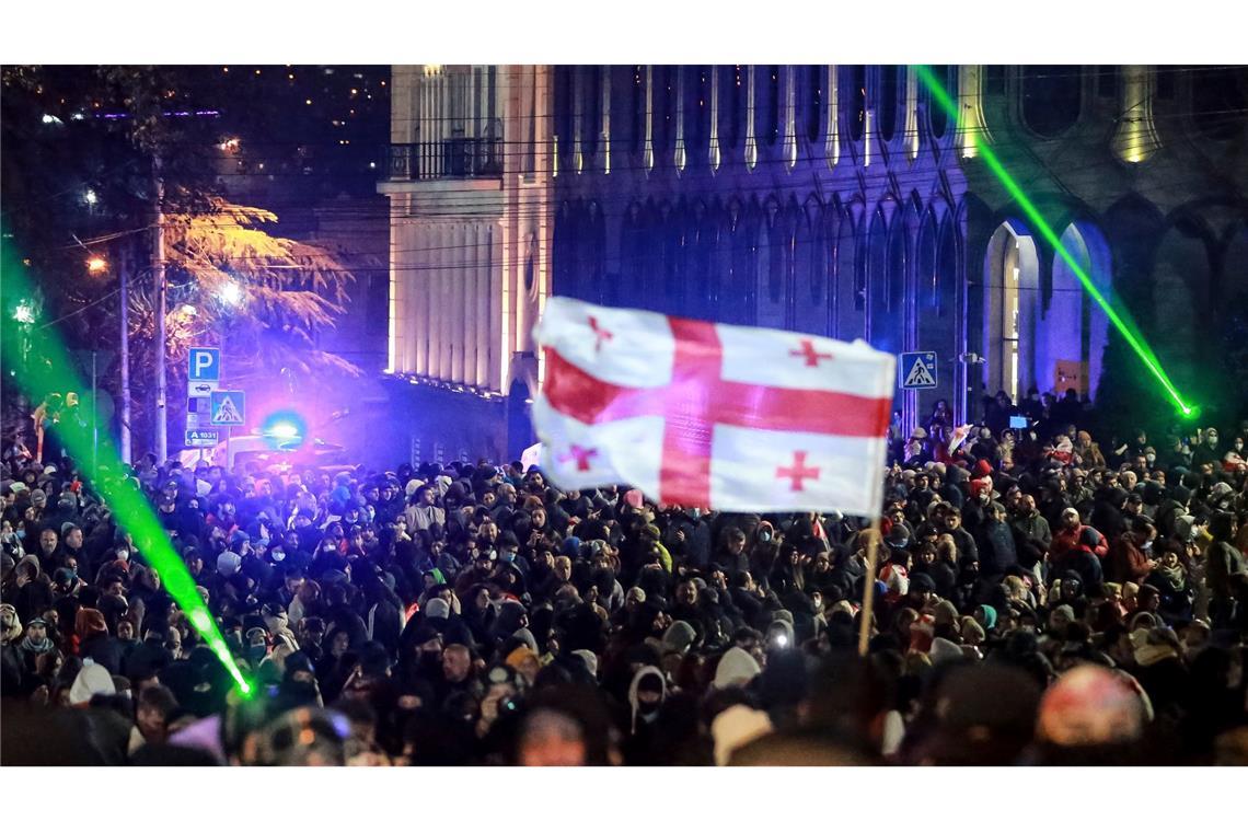 Proeuropäischer Protest in Georgien - Lage spitzt sich zu Seit Tagen demonstrieren Menschen in der Südkaukasusrepublik Georgien gegen die Abkehr vom EU-Kurs des Landes.
