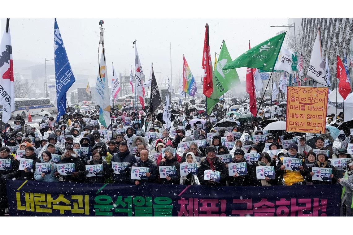 Südkoreas Präsident Yoon will gegen Strafverfolger vorgehen Seit Tagen gehen Gegner und Unterstützer Yoons immer wieder auf die Straße.