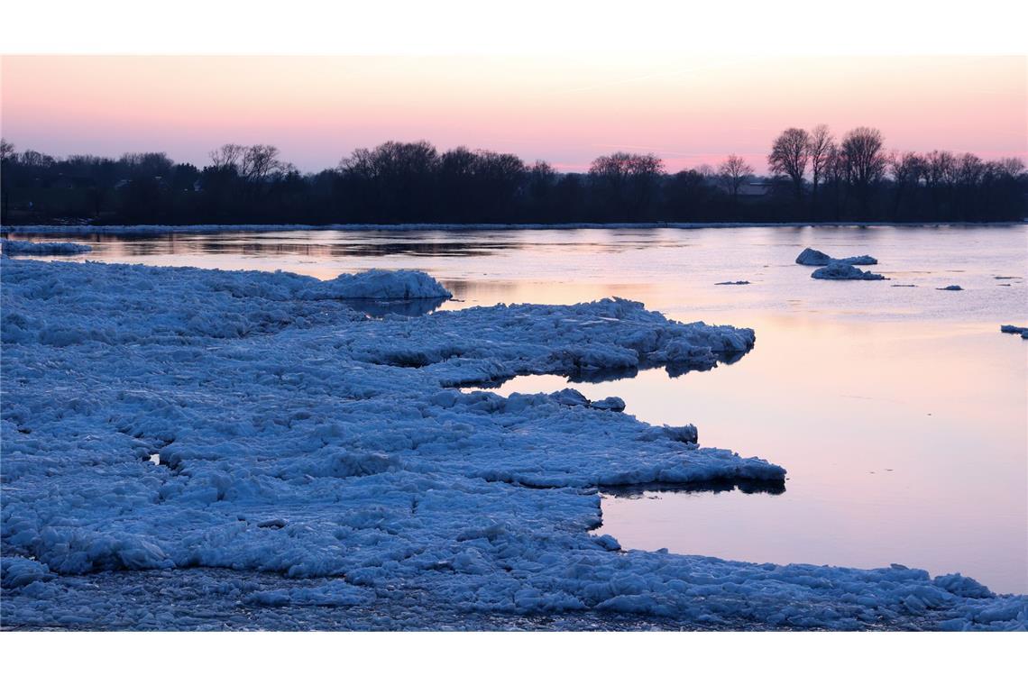 Seit Tagen kämpft die in Geesthacht stationierte Eisbrecherflotte gegen eine gewaltige Eisbarriere am Stauwehr ...