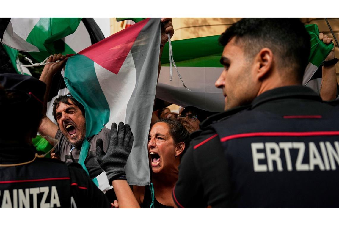 Nach Vuelta-Eklat: Kritik an propalästinensischen Protesten Seit Tagen nutzen die Demonstranten die Vuelta für ihre Proteste.