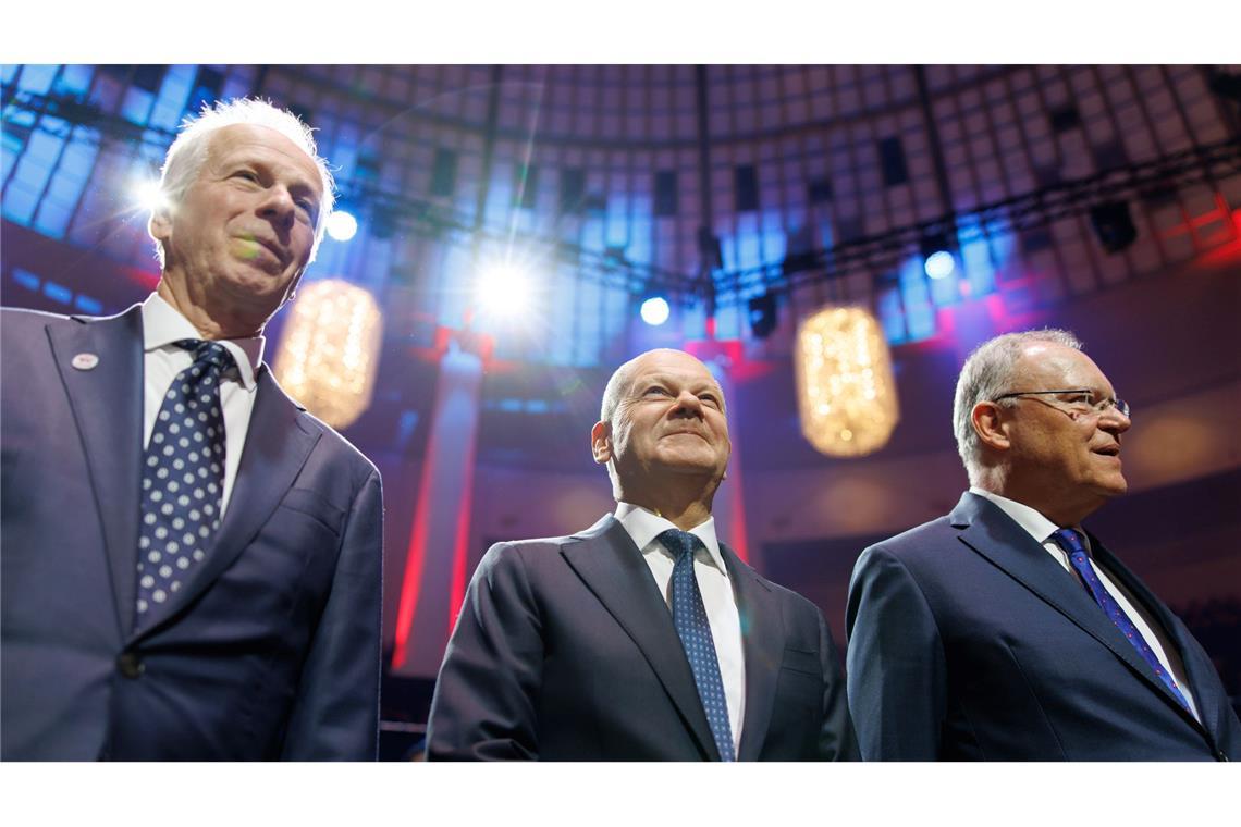 Scholz eröffnet Hannover Messe: "Willkommen bei Freunden" Seite an Seite: Kanadas Sondergesandter Stéphane Dion (v.l.), Kanzler Olaf Scholz und Niedersachsens Ministerpräsident Stephan Weil setzen auf mehr Zusammenarbeit.