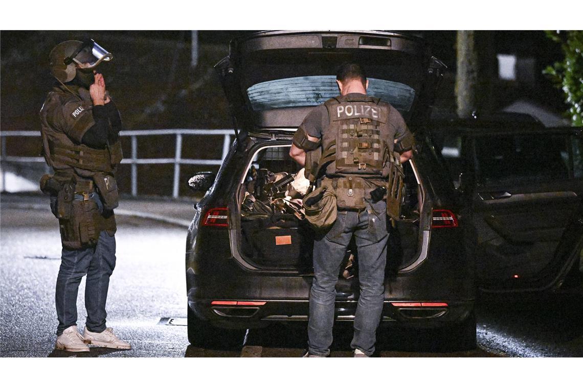 Mann in Wohnung festgehalten und erpresst – SEK rückt aus SEK-Beamte unterstützen die Polizei Aalen bei der Festnahme der Männer. (Symbolbild)
