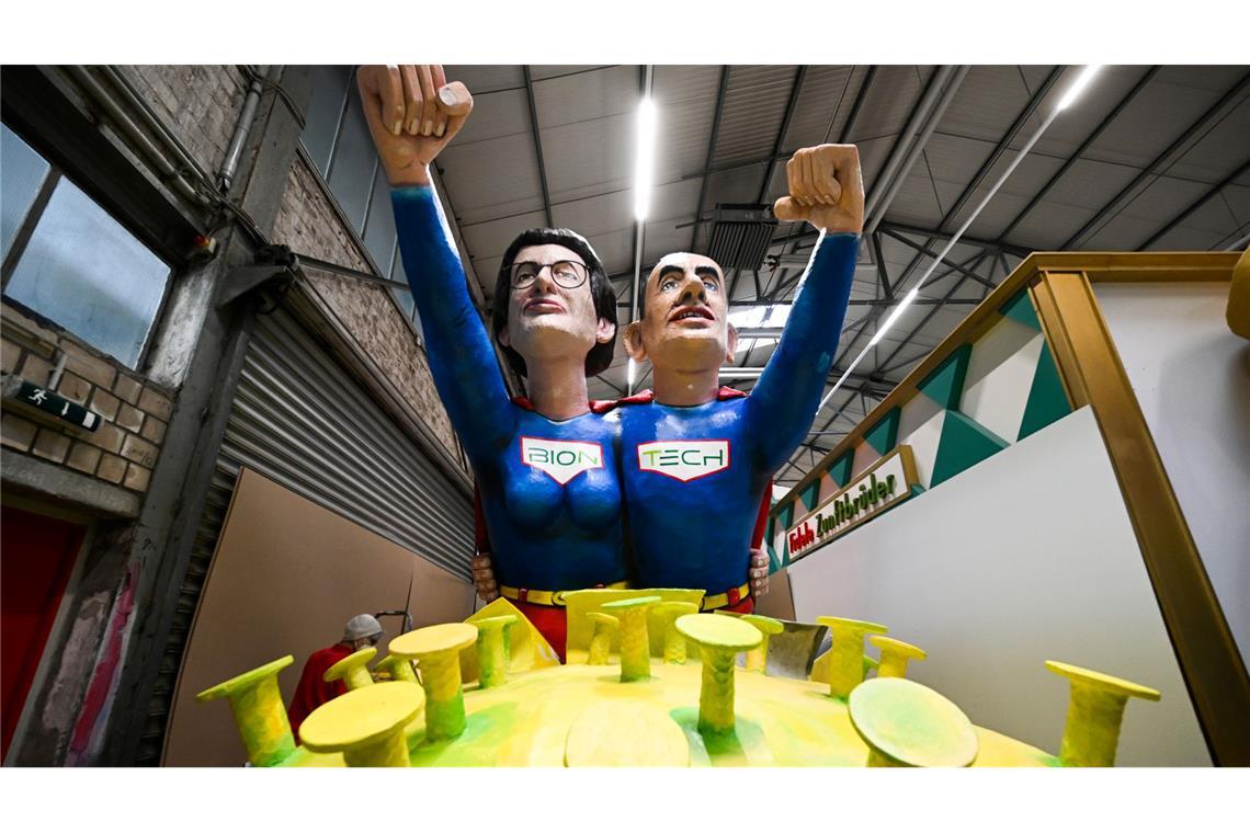 Selbst ein Rosenmontagswagen in Köln wurde Sahin und Türeci 2022 gewidmet. (Archivbild)